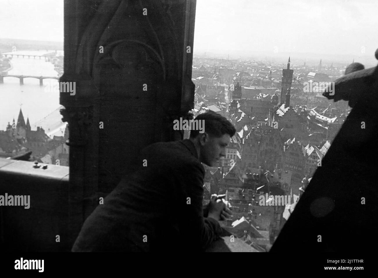 Blick auf den Main und die Altstadt vom Frankfurter Dom, späte 1930er Jahre. Vista sul fiume meno e sulla città vecchia vista dalla cattedrale di Francoforte, alla fine del 1930s. Foto Stock