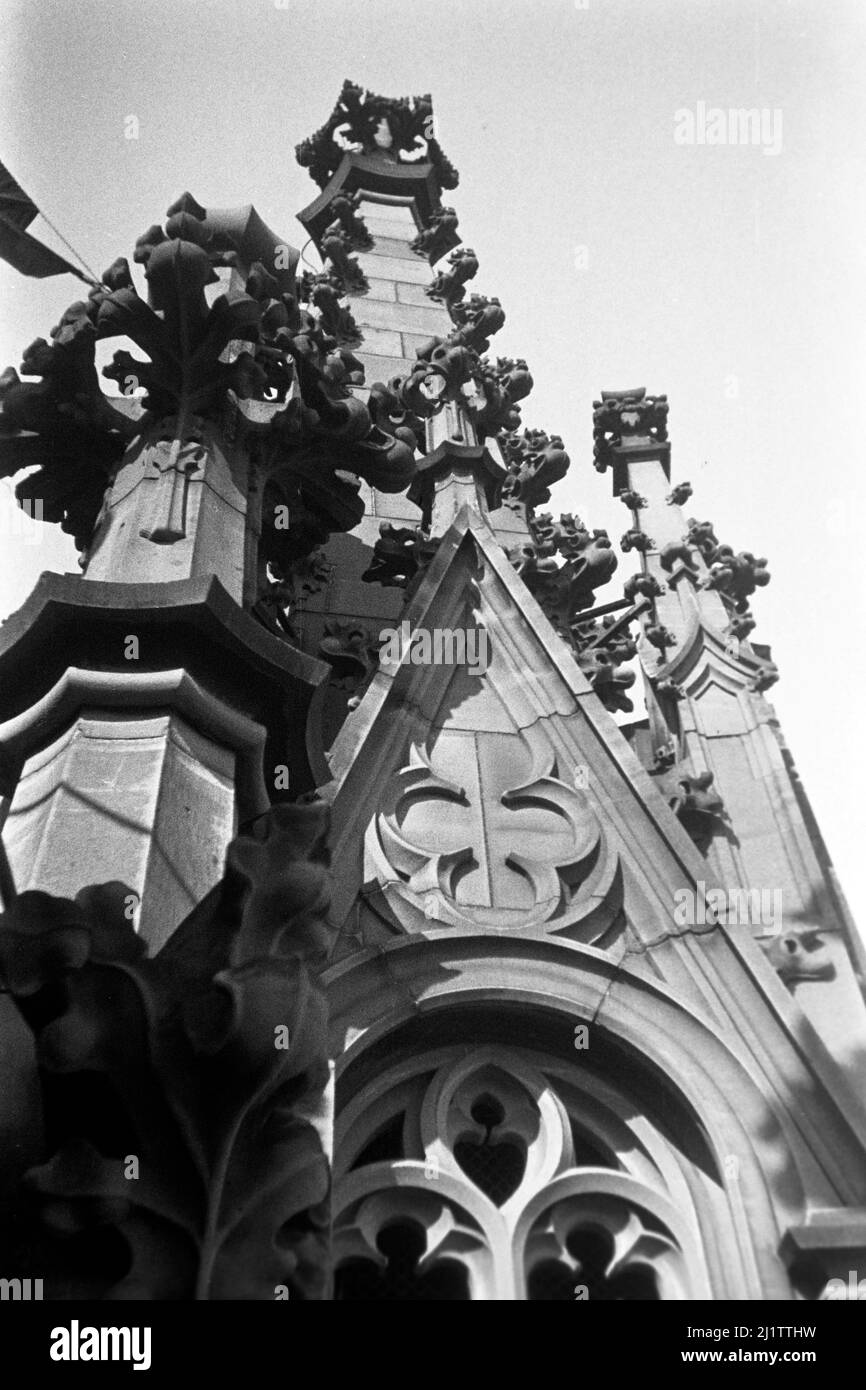 Der Kaiserdom St Bartholomäus in der Altstadt von Frankfurt am Main, späte 1930er Jahre. Cattedrale di Francoforte conosciuta anche come Cattedrale imperiale di San Bartolomeo nella città vecchia di Francoforte sul meno, alla fine del 1930s. Foto Stock