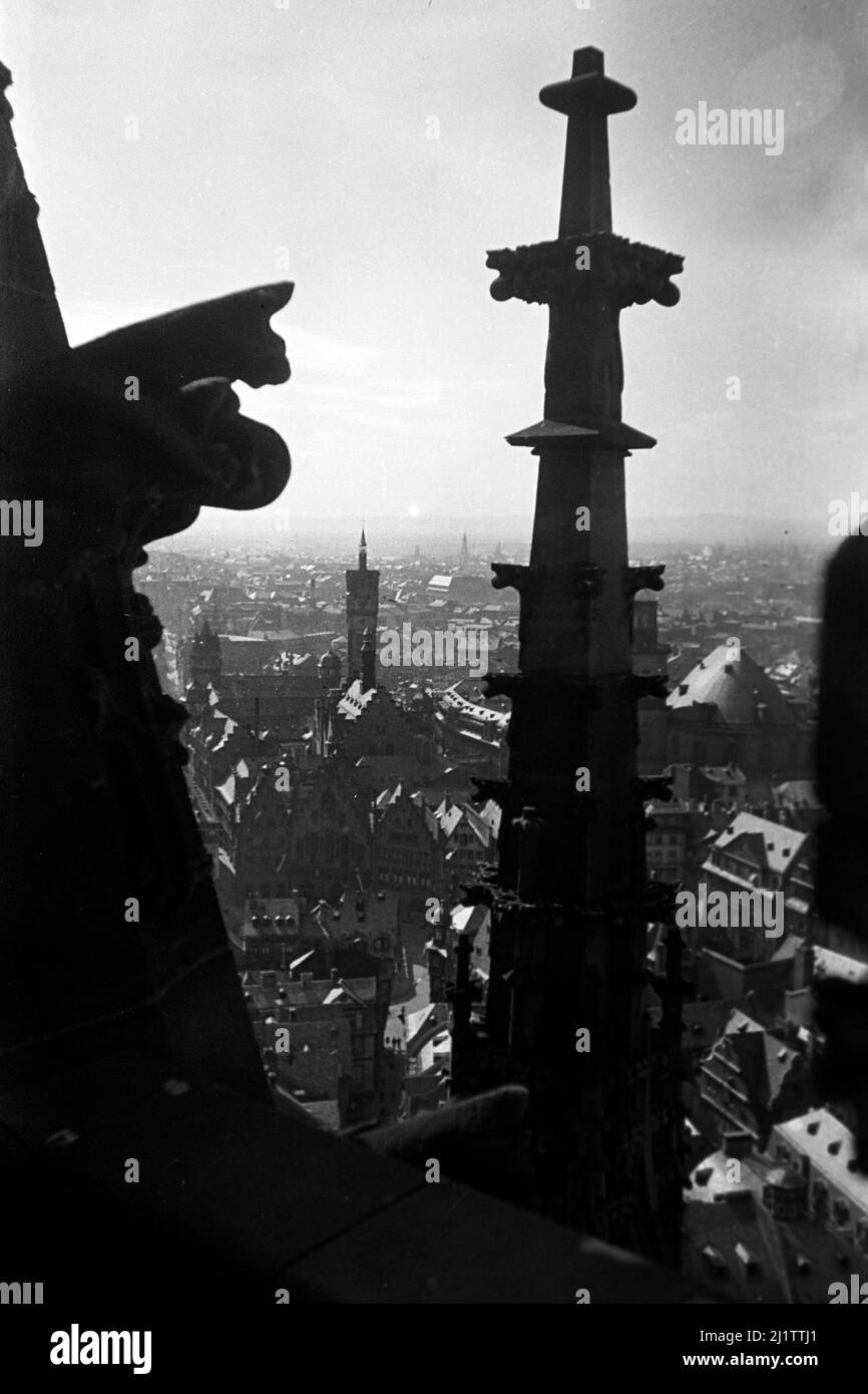 Blick auf die Altstadt vom Frankfurter Dom, späte 1930er Jahre. Vista della città vecchia vista dalla cattedrale di Francoforte, fine 1930s. Foto Stock