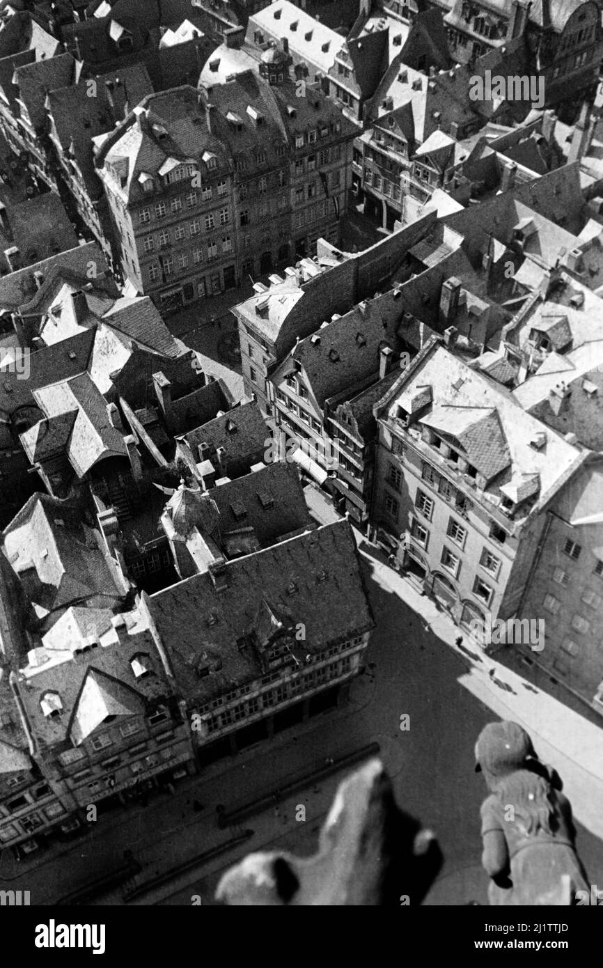 Blick auf die Altstadt von Frankfurt am Main vom Frankfurter Dom, späte 1930er Jahre. Vista della città vecchia di Francoforte sul meno vista dalla cattedrale di Francoforte, fine 1930s. Foto Stock