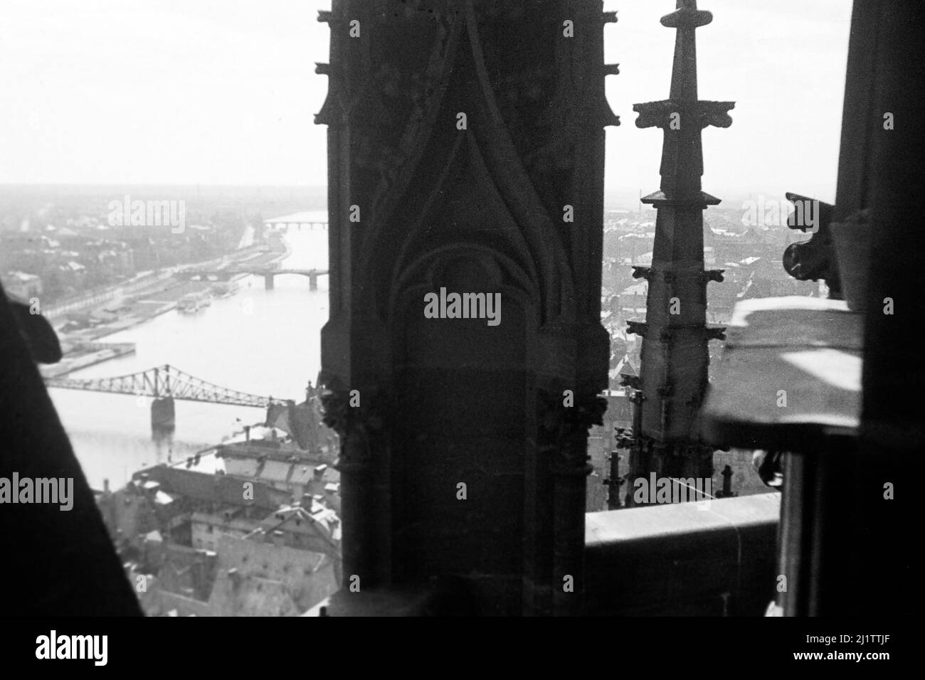 Blick auf Brücken über dem Main vom Frankfurter Dom, späte 1930er Jahre. Vista dei ponti che attraversano il fiume meno come visto dalla cattedrale di Francoforte, fine 1930s. Foto Stock