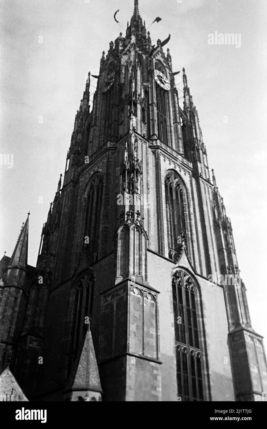 Der Kaiserdom St Bartholomäus in der Altstadt von Frankfurt am Main, späte 1930er Jahre. Cattedrale di Francoforte conosciuta anche come Cattedrale imperiale di San Bartolomeo nella città vecchia di Francoforte sul meno, alla fine del 1930s. Foto Stock