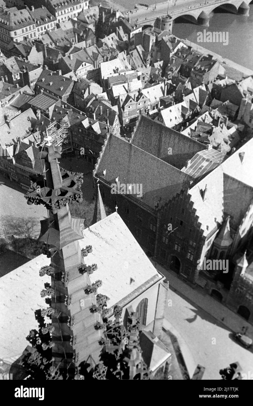 Blick auf die Altstadt von Frankfurt am Main vom Frankfurter Dom, späte 1930er Jahre. Vista della città vecchia di Francoforte sul meno vista dalla cattedrale di Francoforte, fine 1930s. Foto Stock