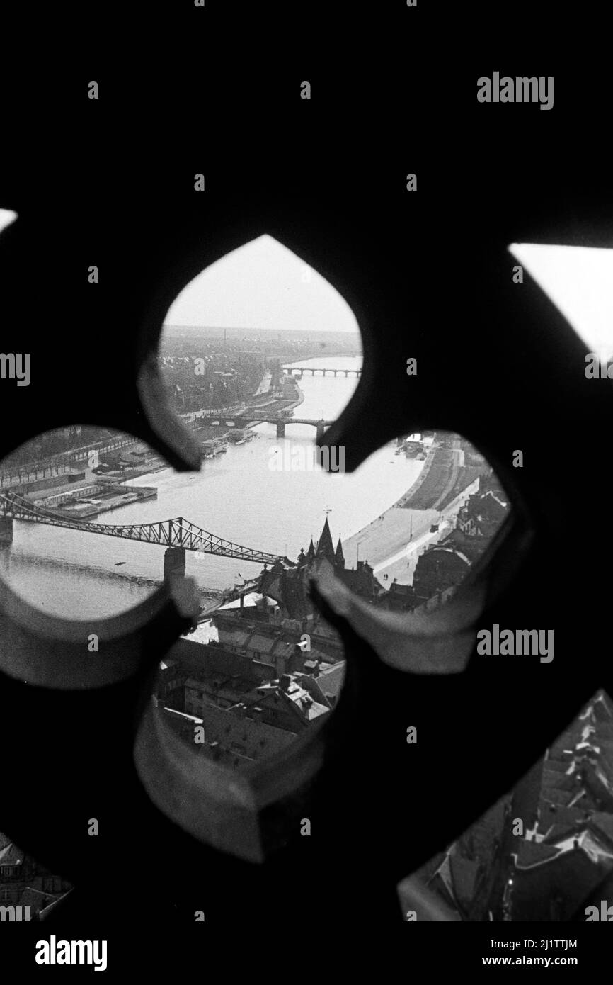 Blick auf Brücken über dem Main vom Frankfurter Dom, späte 1930er Jahre. Vista dei ponti che attraversano il fiume meno come visto dalla cattedrale di Francoforte, fine 1930s. Foto Stock