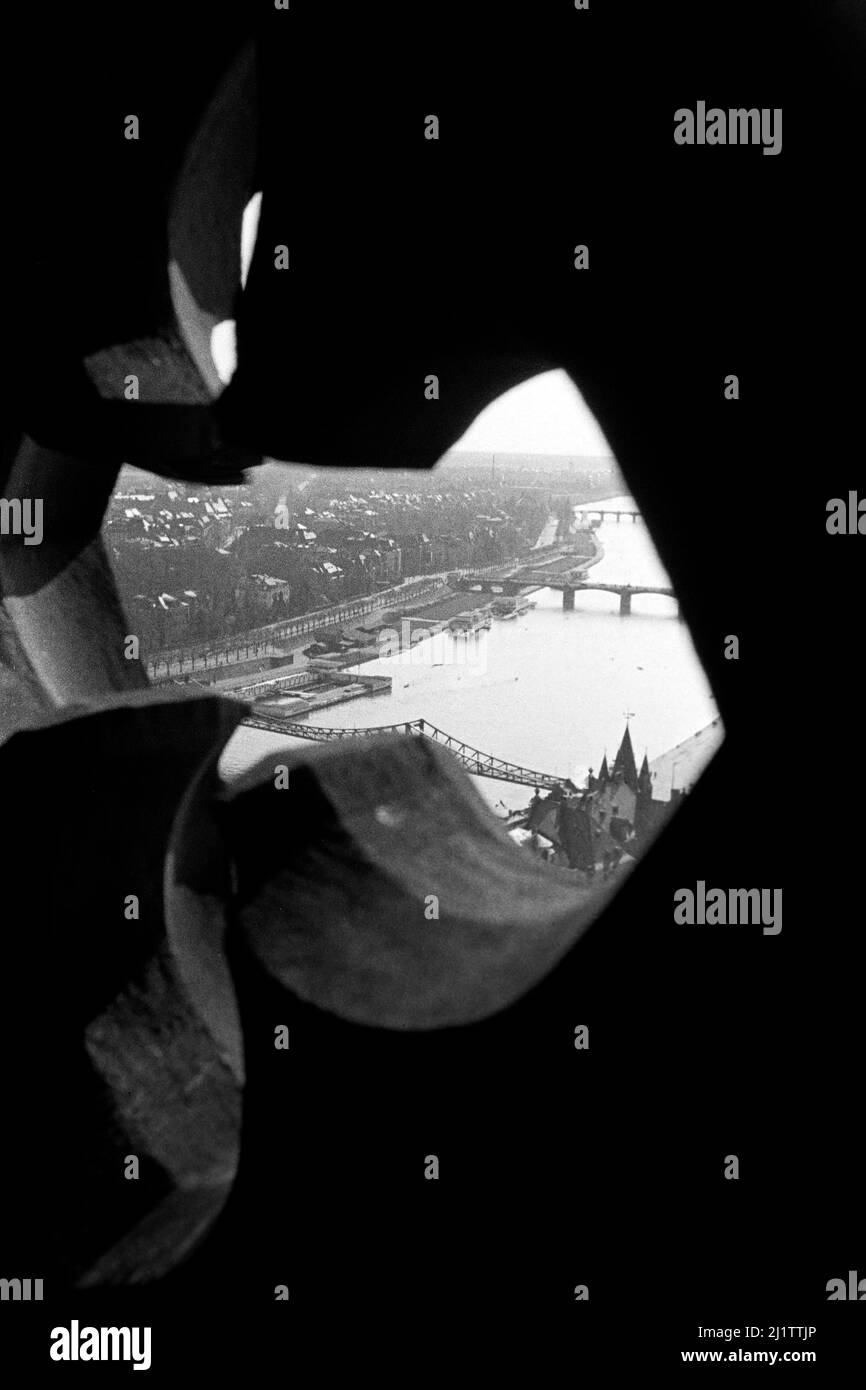 Blick auf Brücken über dem Main vom Frankfurter Dom, späte 1930er Jahre. Vista dei ponti che attraversano il fiume meno come visto dalla cattedrale di Francoforte, fine 1930s. Foto Stock