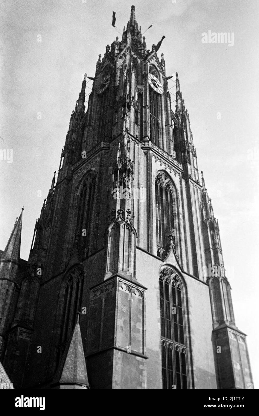 Der Kaiserdom St Bartholomäus in der Altstadt von Frankfurt am Main, späte 1930er Jahre. Cattedrale di Francoforte conosciuta anche come Cattedrale imperiale di San Bartolomeo nella città vecchia di Francoforte sul meno, alla fine del 1930s. Foto Stock