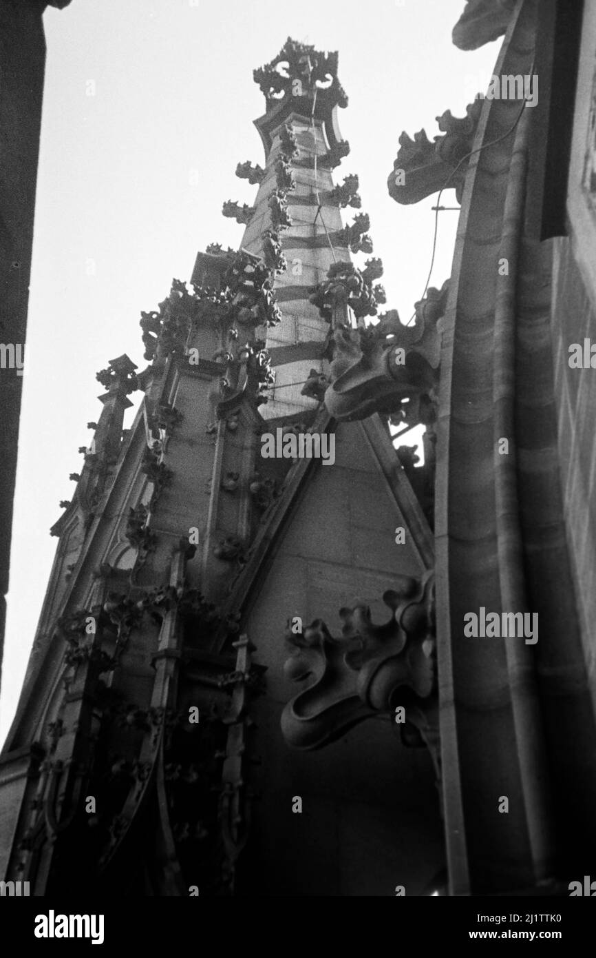 Der Kaiserdom St Bartholomäus in der Altstadt von Frankfurt am Main, späte 1930er Jahre. Cattedrale di Francoforte conosciuta anche come Cattedrale imperiale di San Bartolomeo nella città vecchia di Francoforte sul meno, alla fine del 1930s. Foto Stock