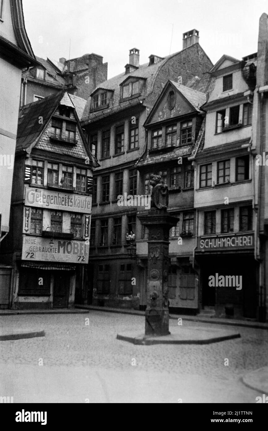 Platz mit Säule, späte 1930er Jahre. Piazza con pilastro commemorativo, fine 1930s. Foto Stock