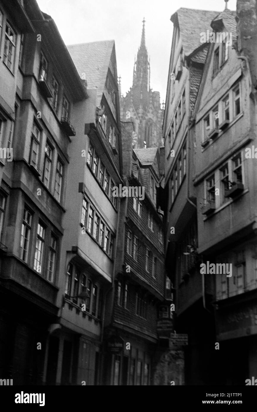 Gasse mit Blick auf den Frankfurter Dom, späte 1930er Jahre. Vicolo con vista sulla cattedrale di Francoforte, fine 1930s. Foto Stock