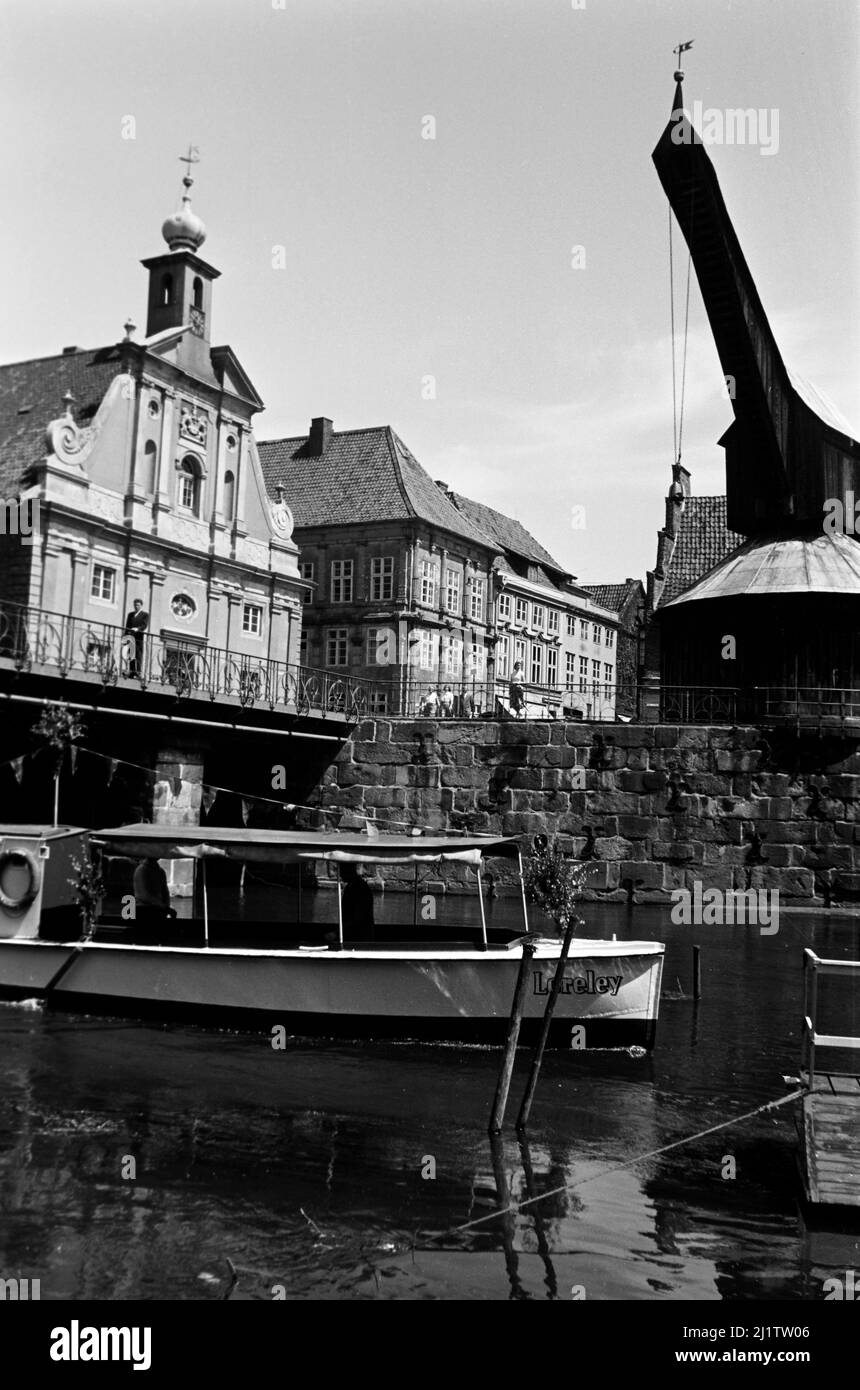 Alter Kran im Lüneburger Hafen an der Ilmenau, 1955. Old Crane al porto di Lüneburg sul fiume Ilmenau, 1955. Foto Stock