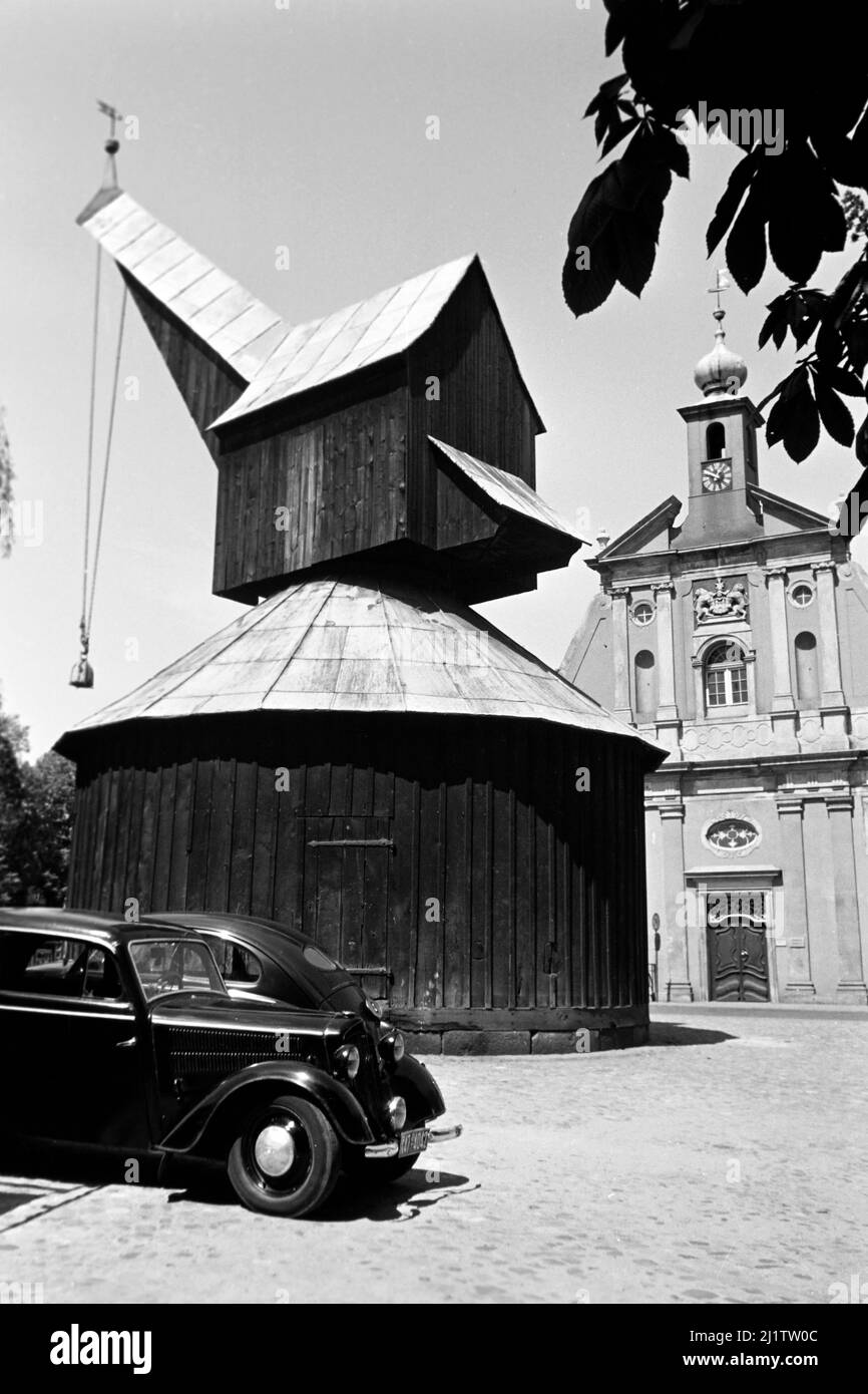 Alter Kran im Lüneburger Hafen an der Ilmenau, 1955. Old Crane al porto di Lüneburg sul fiume Ilmenau, 1955. Foto Stock