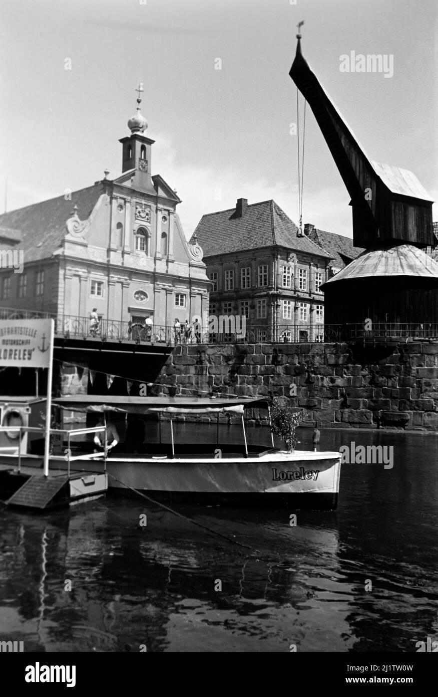 Alter Kran im Lüneburger Hafen an der Ilmenau, 1955. Old Crane al porto di Lüneburg sul fiume Ilmenau, 1955. Foto Stock