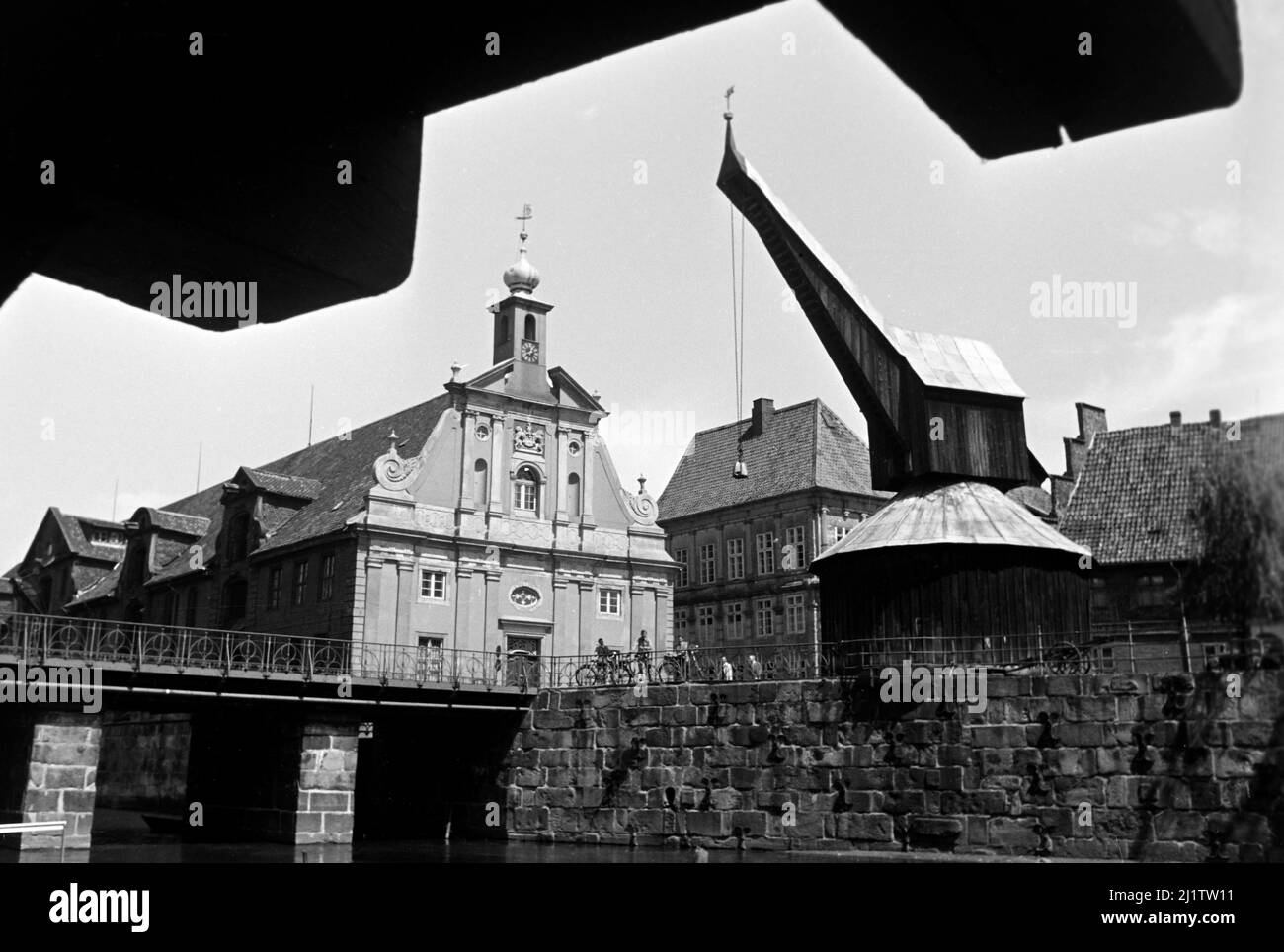 Alter Kran im Lüneburger Hafen an der Ilmenau, 1955. Old Crane al porto di Lüneburg sul fiume Ilmenau, 1955. Foto Stock