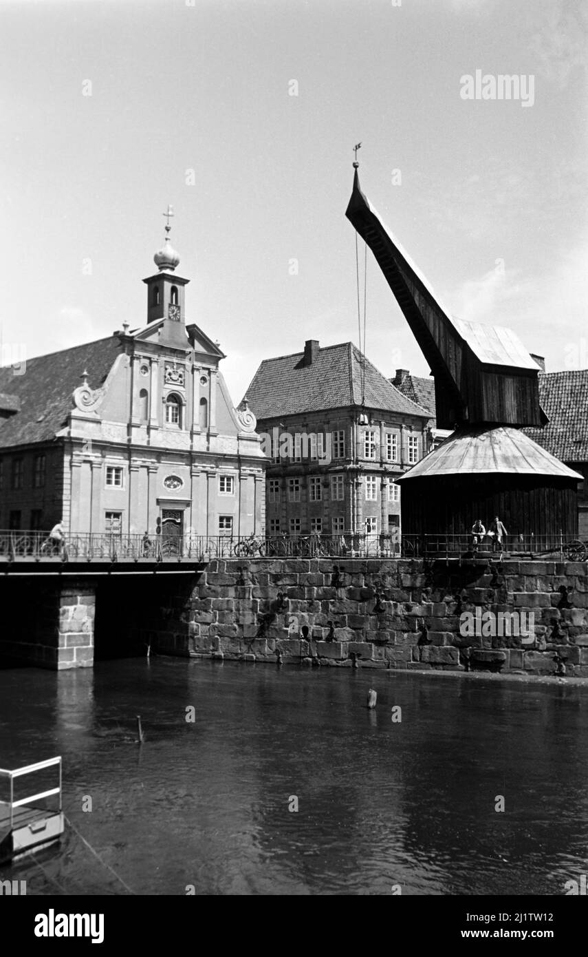 Alter Kran im Lüneburger Hafen an der Ilmenau, 1955. Old Crane al porto di Lüneburg sul fiume Ilmenau, 1955. Foto Stock