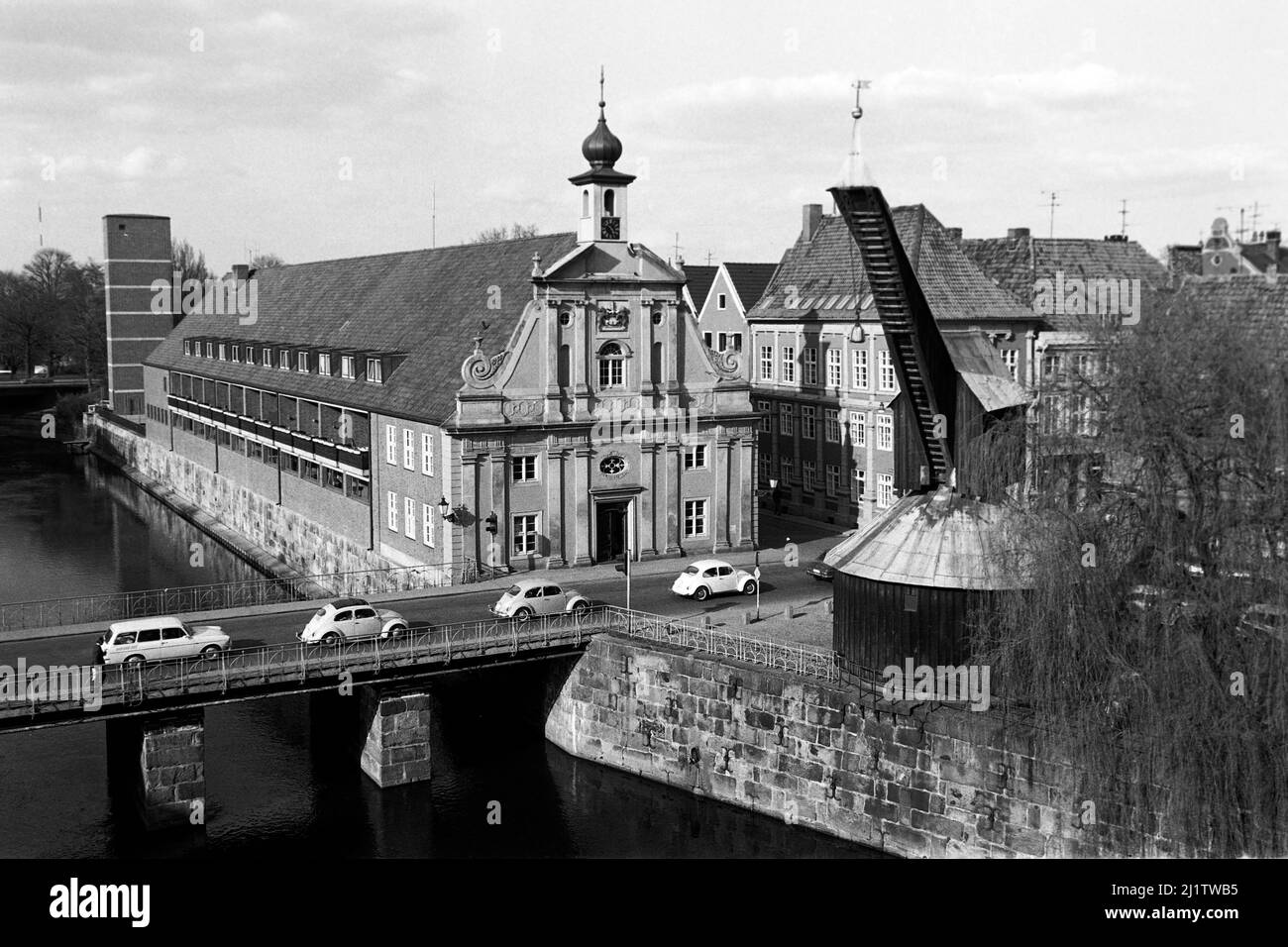 Alter Kran im Lüneburger Hafen an der Ilmenau, 1970. Old Crane al porto di Lüneburg sul fiume Ilmenau, 1970. Foto Stock