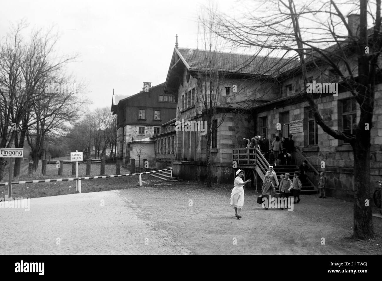 Bahnhofsgebäude in Bayerisch Eisenstein, deutscher Grenzübergang in die Tschecholowakei, 1958. Stazione ferroviaria di Bayerisch Eisenstein, valico di frontiera tedesco con la Cecoslovacchia, 1958. Foto Stock