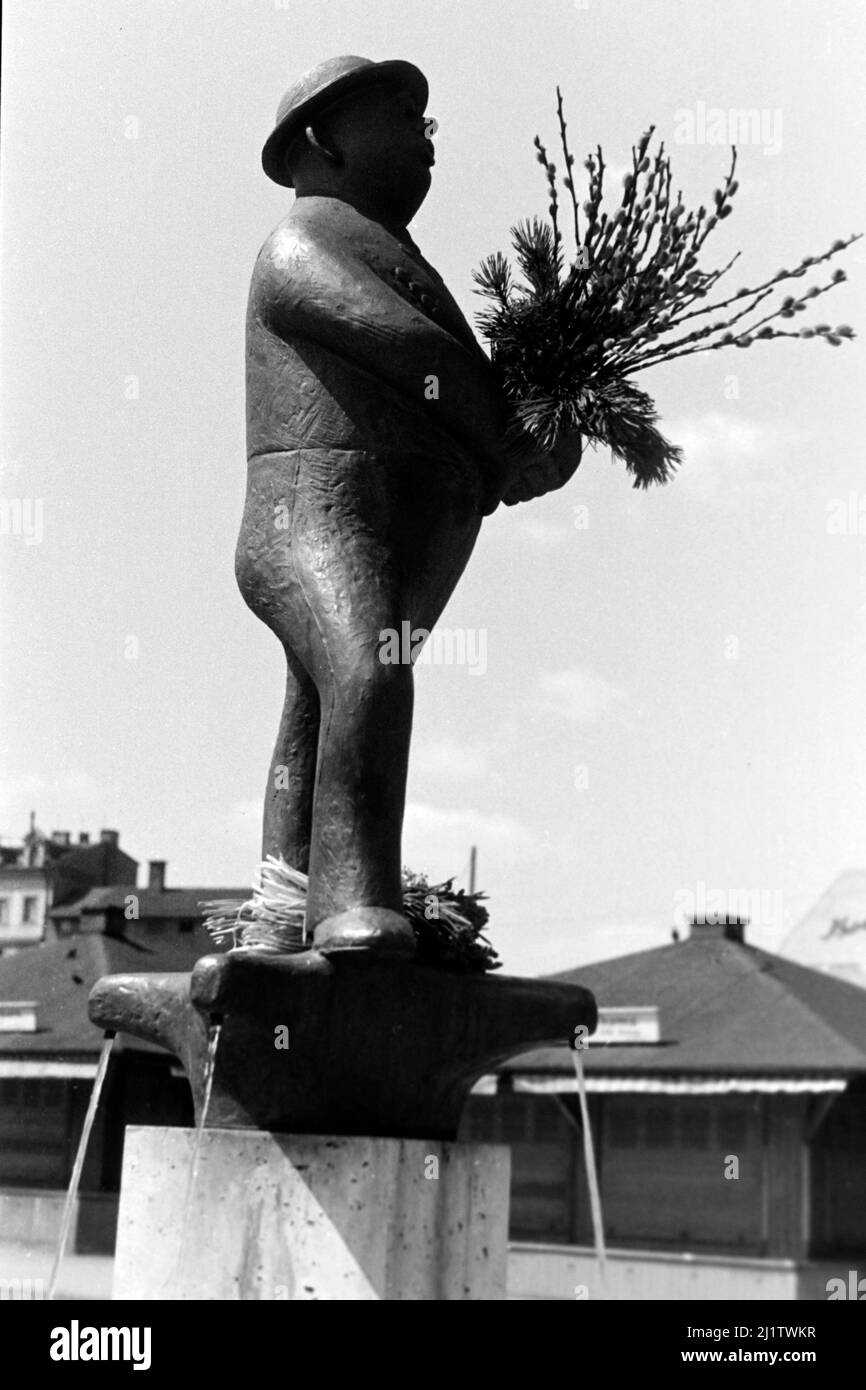 weiß-Ferdl-Brunnen am Viktualienmarkt, München, 1957. La fontana di weiß Ferdl si trova a Viktualienmarkt a Monaco di Baviera, 1957. Foto Stock