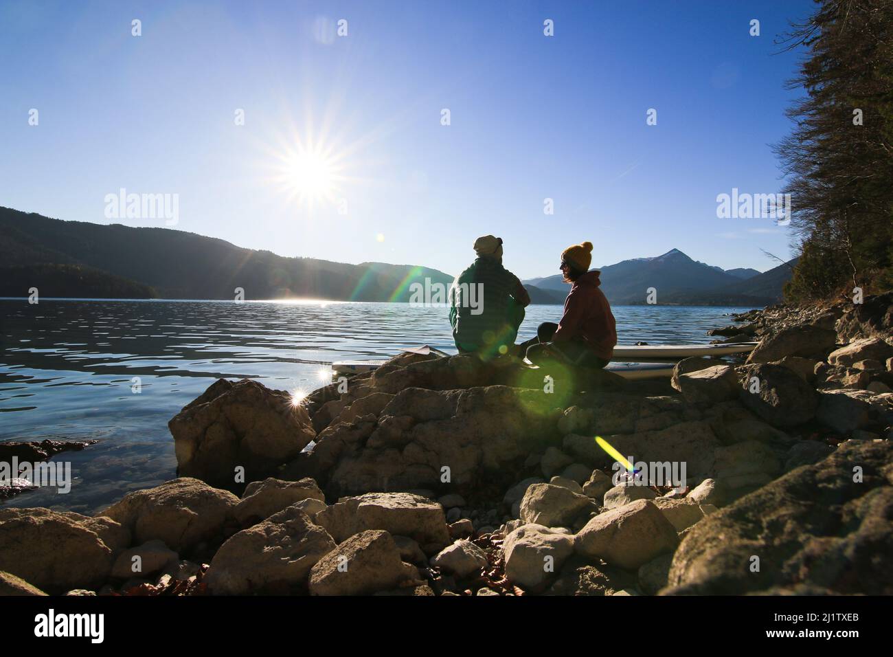 Coppia gol in un lago di montagna nelle alpi bavaresi con le pagaie di Standup Foto Stock