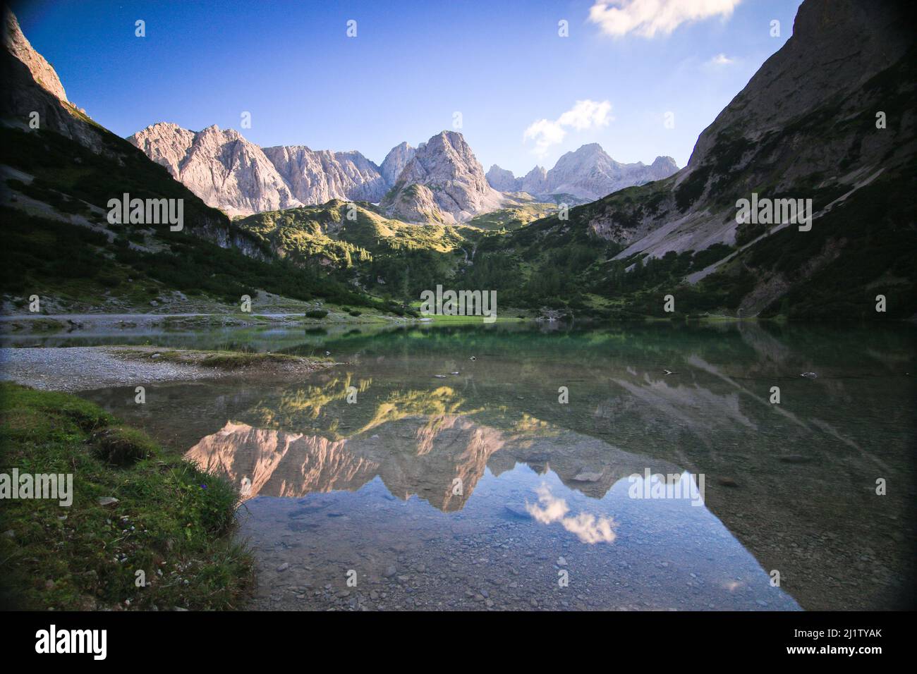 Lago di montagna nelle alpi austriache, con riflessi chiari Foto Stock