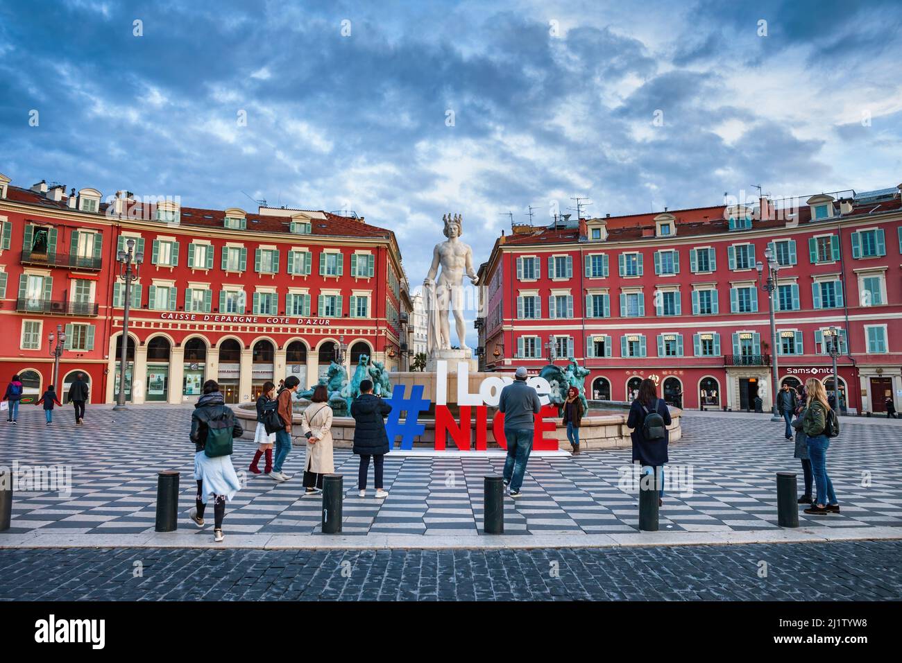 Nizza, Francia - 10 aprile 2018: Persone a Place Massena piazza della città con Fontana del Sole (Fontaine du Soleil) con statua Apollo. Foto Stock