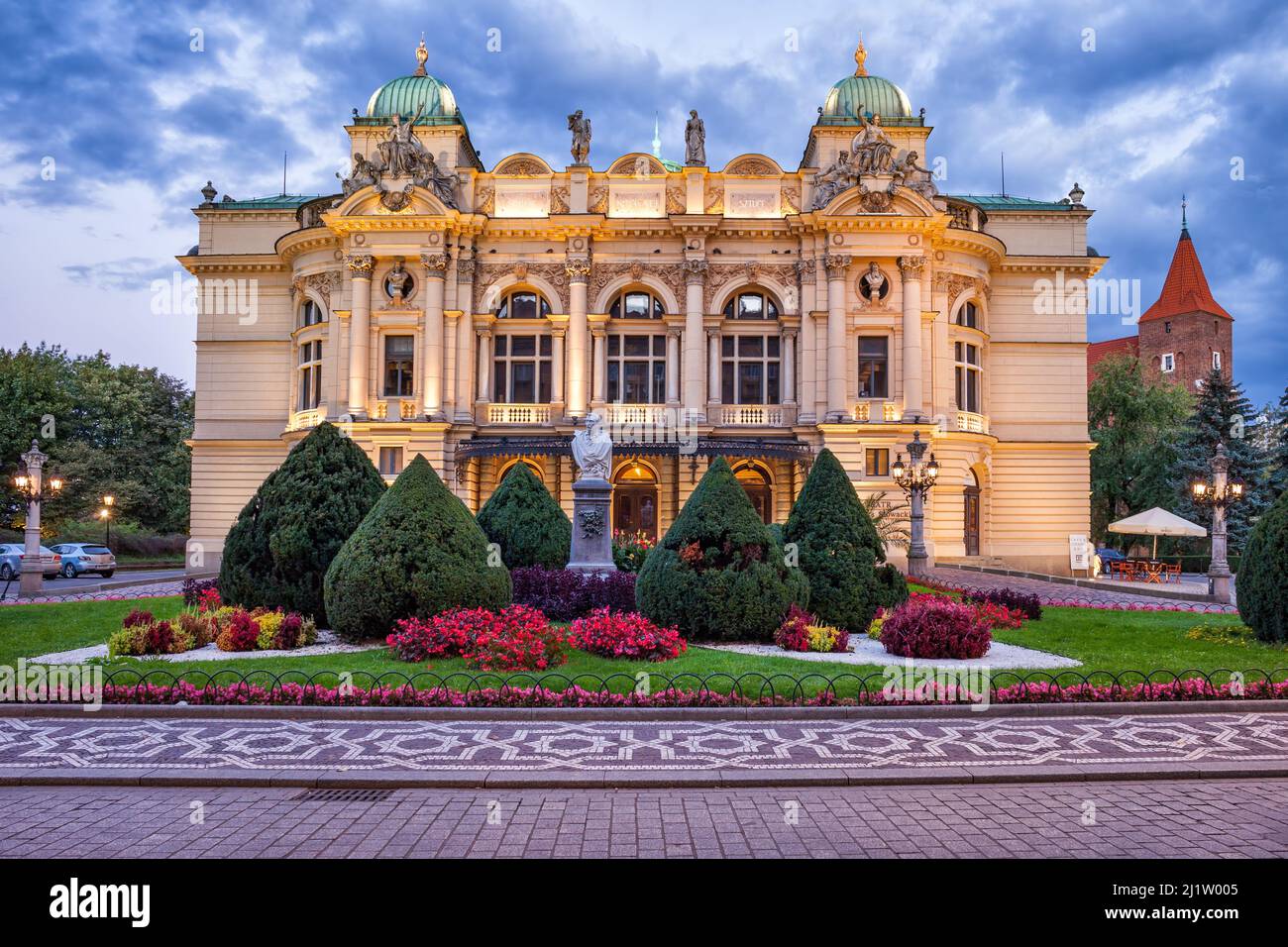 Cracovia, Polonia - 25 settembre 2018: Teatro Juliusz Slowacki e monumento Aleksander Fredro in giardino, pietra miliare eclettica città dal 1893 wit Foto Stock