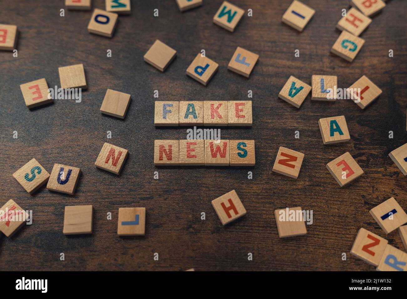 FALSE NEWS - una frase fatta di blocchi di legno con lettere concetto di social media. Foto di alta qualità Foto Stock