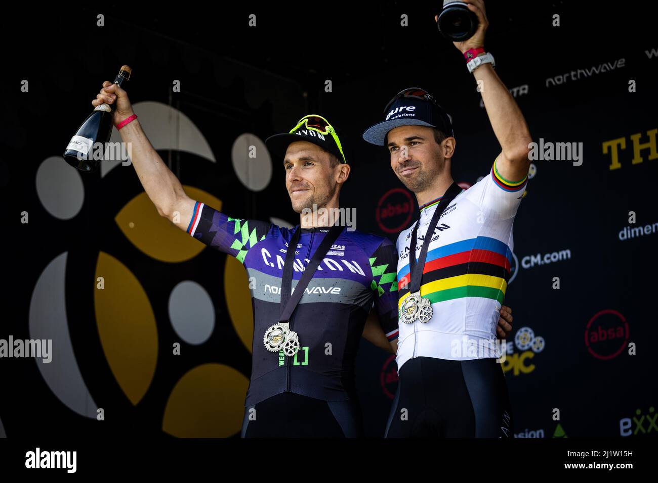 Andreas Seewald (Germania) e Martin Stosek (ceco) (Canyon Northwave MTB) festeggiano il secondo posto dopo il 2022 Absa Cape Epic Mountain Bike stage r Foto Stock