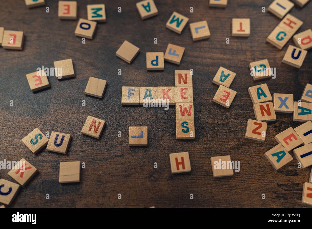 NOTIZIE FALSE - una frase messa insieme perpendicolarmente di legno lettere concetto di social media. Foto di alta qualità Foto Stock