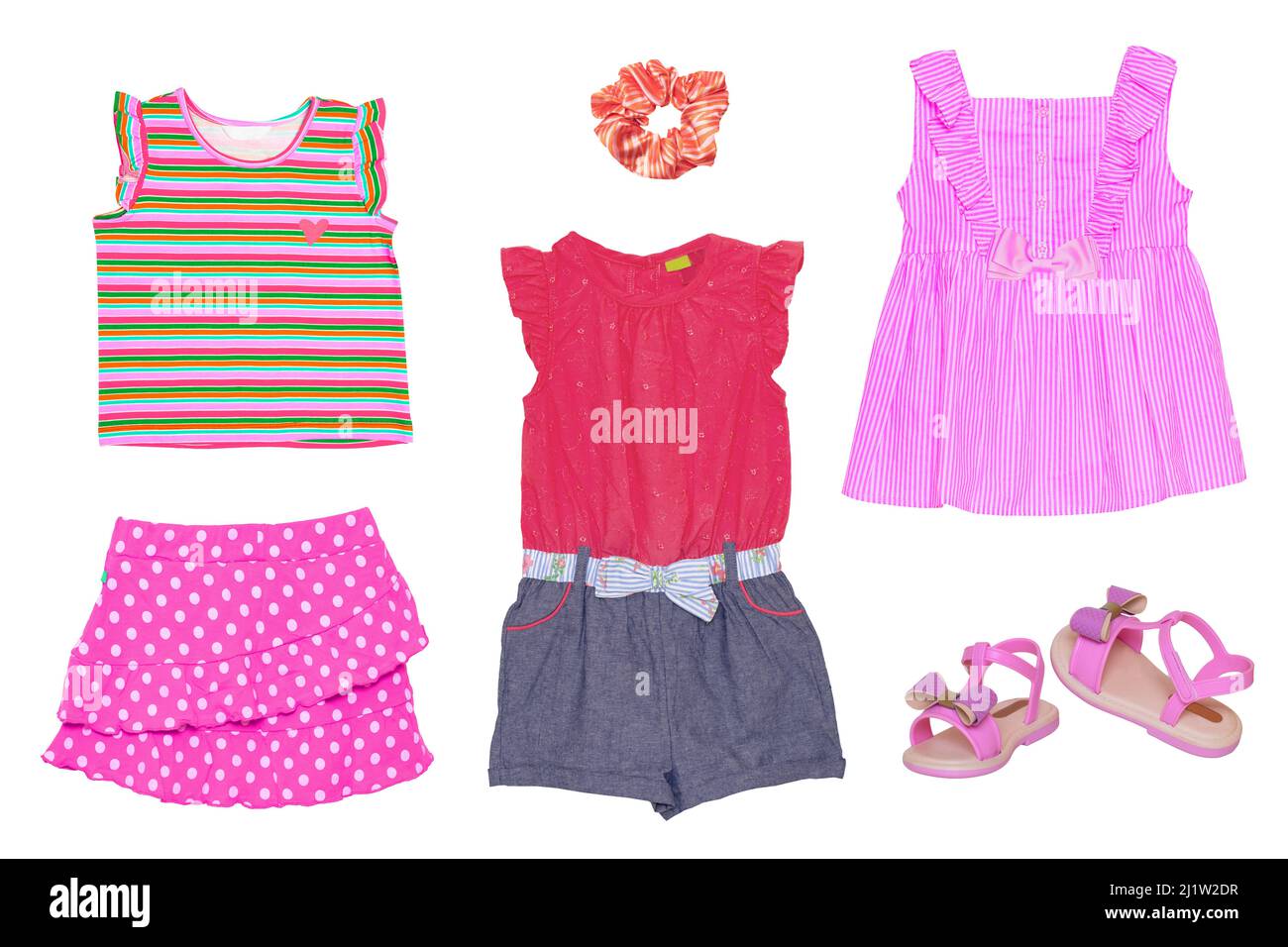 Collage set di bambine abiti estivi isolato su sfondo bianco. La collezione di abiti, una camicia, sandali, una gonna e accessori. Foto Stock