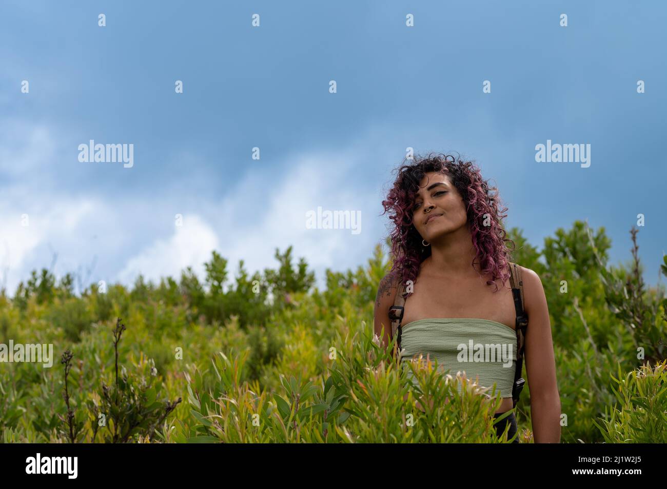 Ritratto di donna contemplativa in piedi nella natura Foto Stock