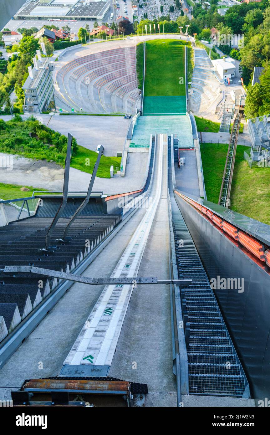 Condizioni estive al salto con gli sci sul Bergisel di Innsbruck Foto Stock