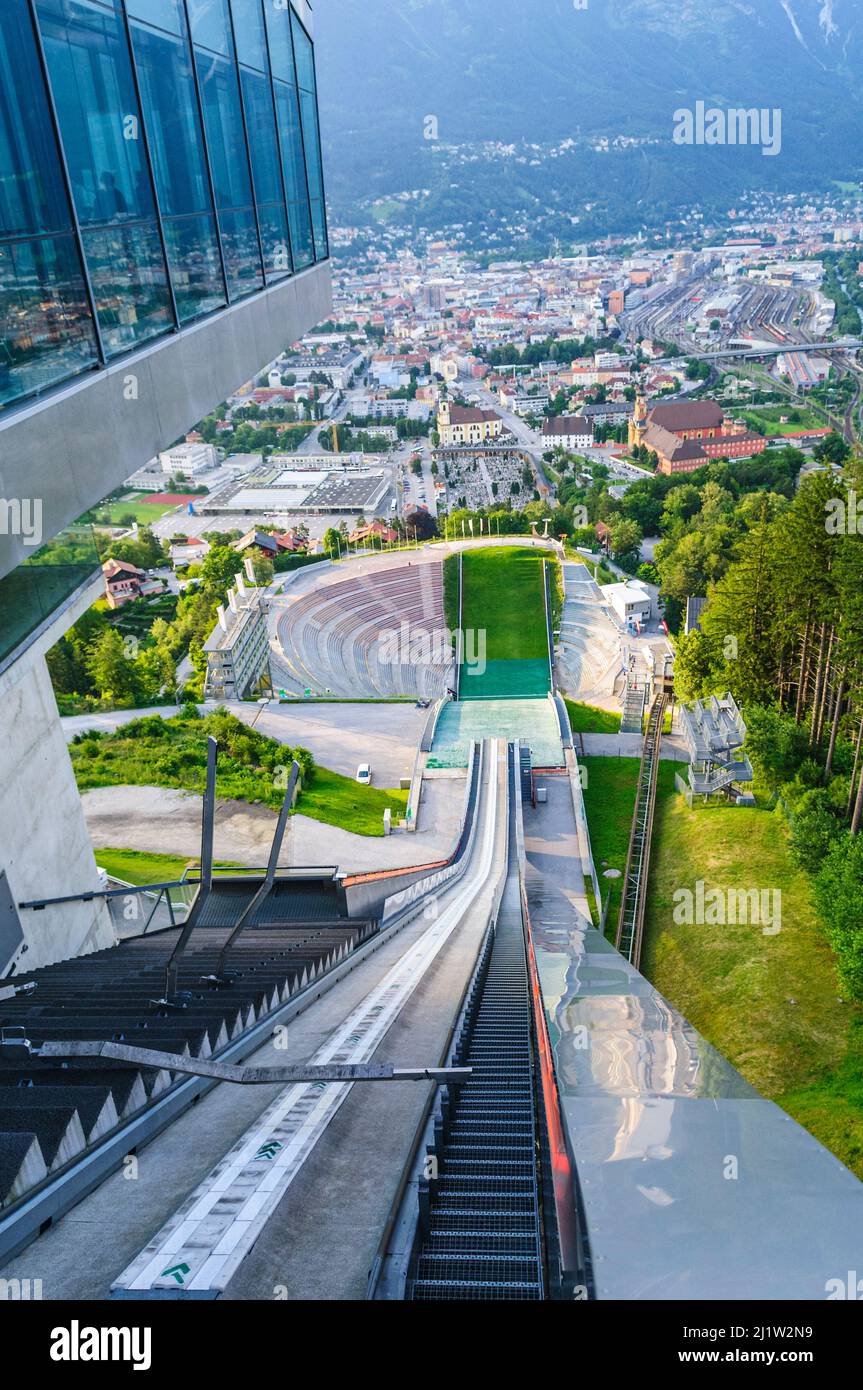 Condizioni estive al salto con gli sci sul Bergisel di Innsbruck Foto Stock