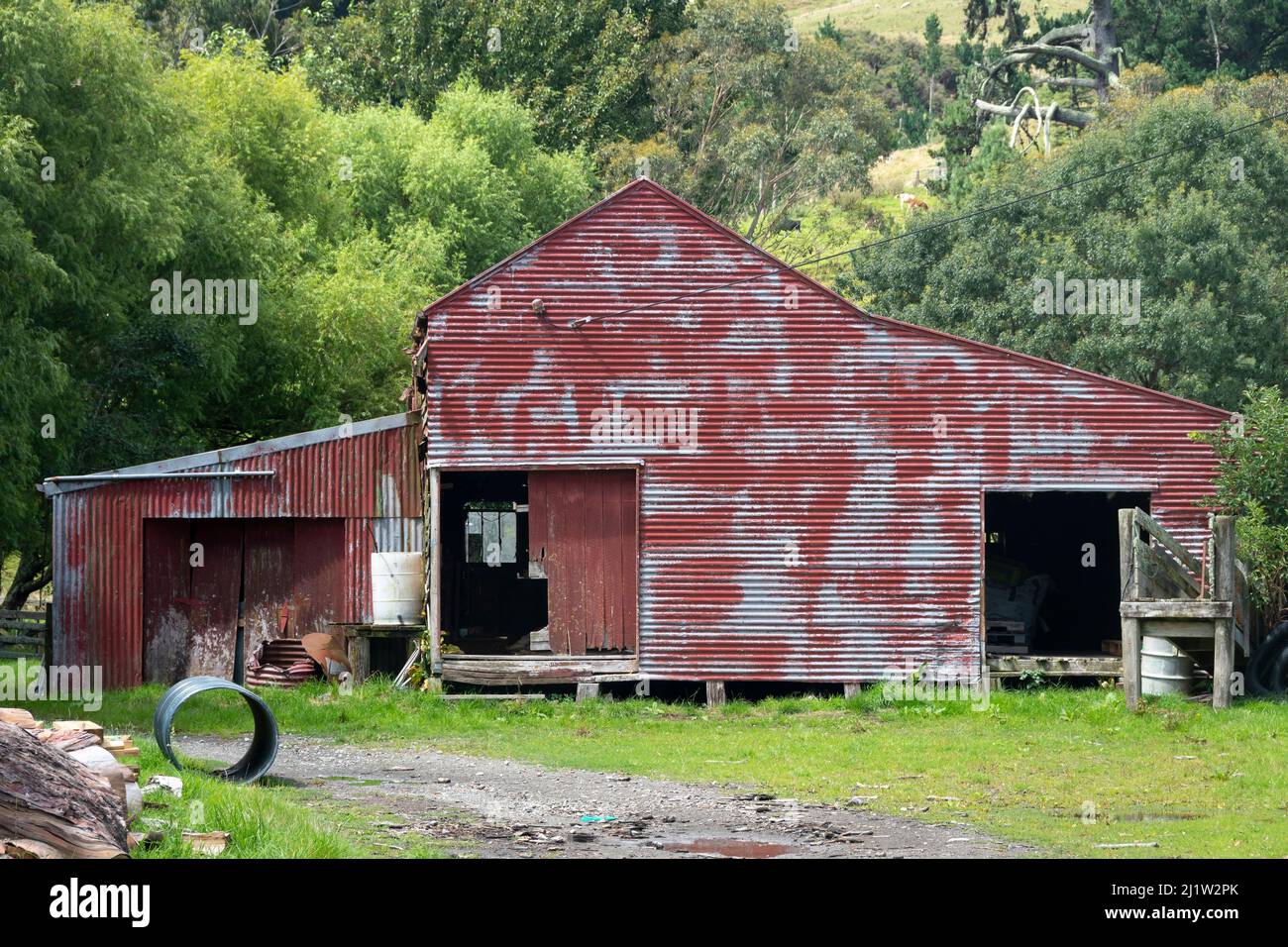 Vecchio fienile vicino Paihiatua, distretto di Tararua, Isola del Nord, Nuova Zelanda Foto Stock