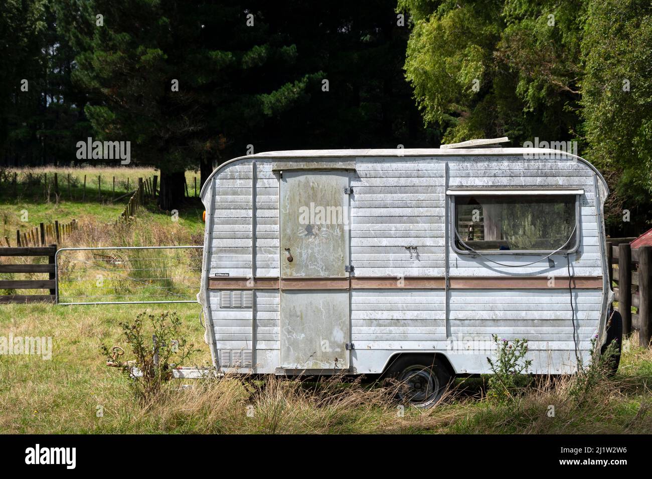 Vecchio caravan in campo, vicino Paihiatua, distretto di Tararua, Isola del Nord, Nuova Zelanda Foto Stock