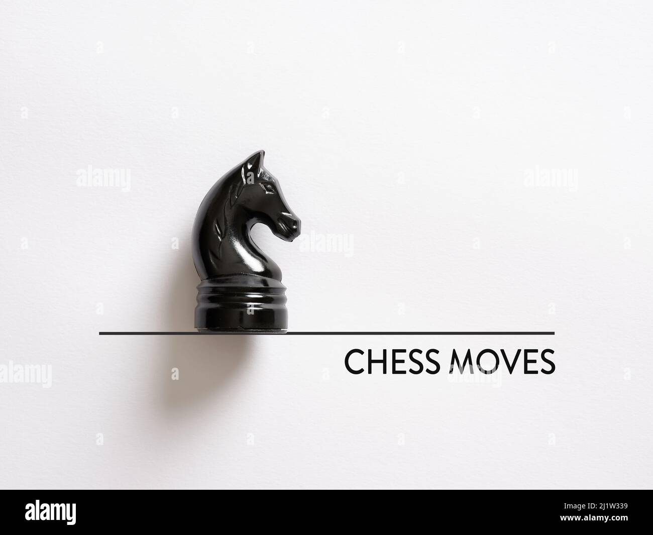 Knight scacchi pezzo con il messaggio scacchi si muove. Come si muovono i pezzi di scacchi concetto. Foto Stock