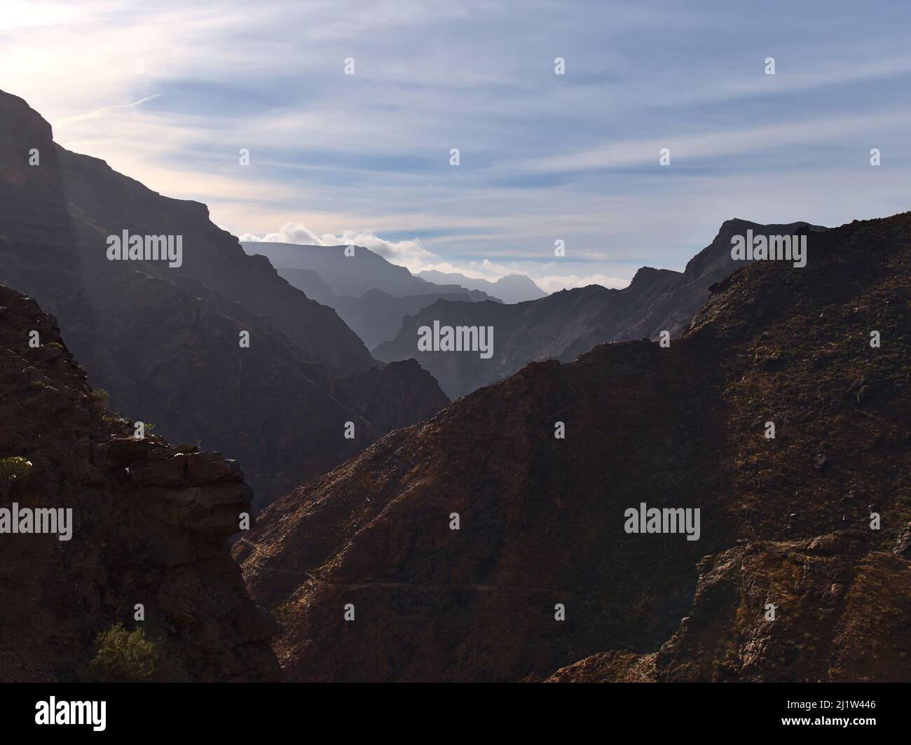 Bella vista sulle aspre montagne della Gran Canaria occidentale, Spagna vicino alla strada GC-210 in giornata nuvolosa con rocce e ripido canyon nella stagione invernale. Foto Stock