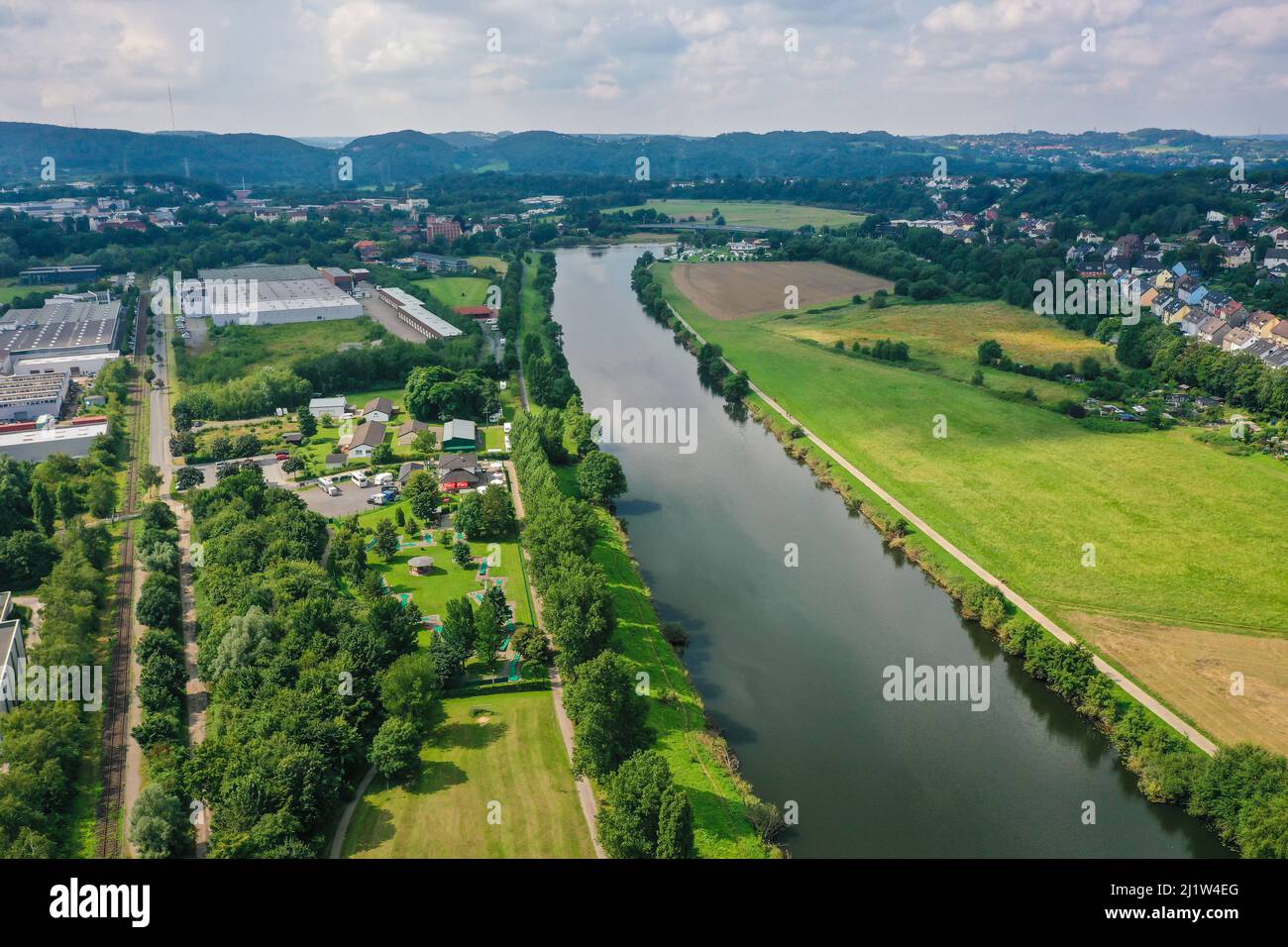 Hattingen, Renania settentrionale-Vestfalia, Germania - Paesaggio sulla Ruhr, passeggiata Ruhr con percorso ciclabile della valle Ruhr, sul lato sinistro della Henrichshuette Foto Stock