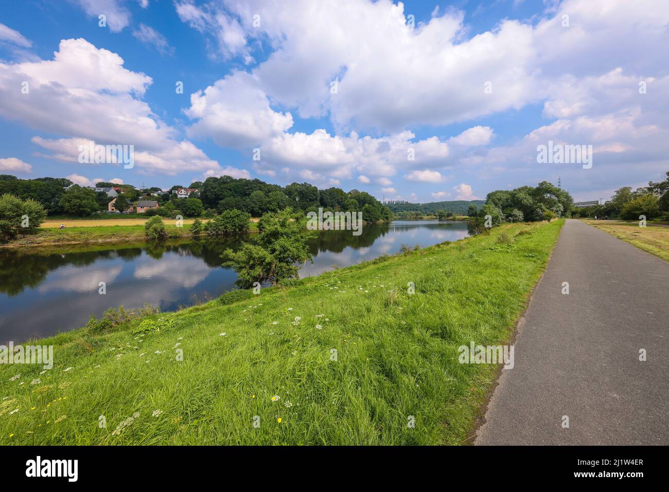 Hattingen, Renania settentrionale-Vestfalia, Germania - Paesaggio nella Ruhr, passeggiata della Ruhr con percorso ciclabile della valle della Ruhr. Foto Stock