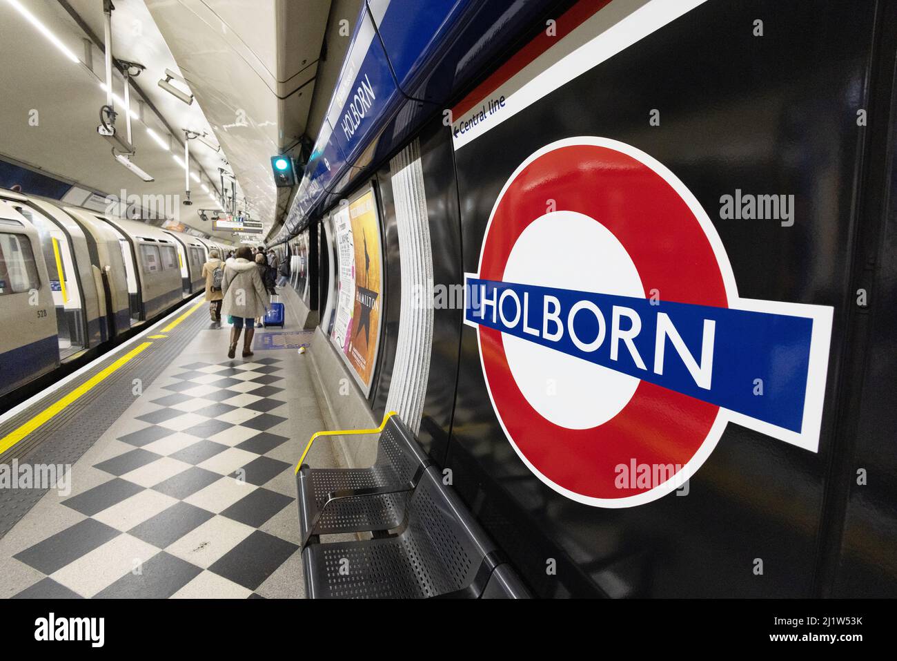 Stazione metropolitana Holborn London UK; treno in arrivo al binario, e cartello, stazione metropolitana Holborn, TFL, stazione metropolitana di Londra, Londra Regno Unito Foto Stock