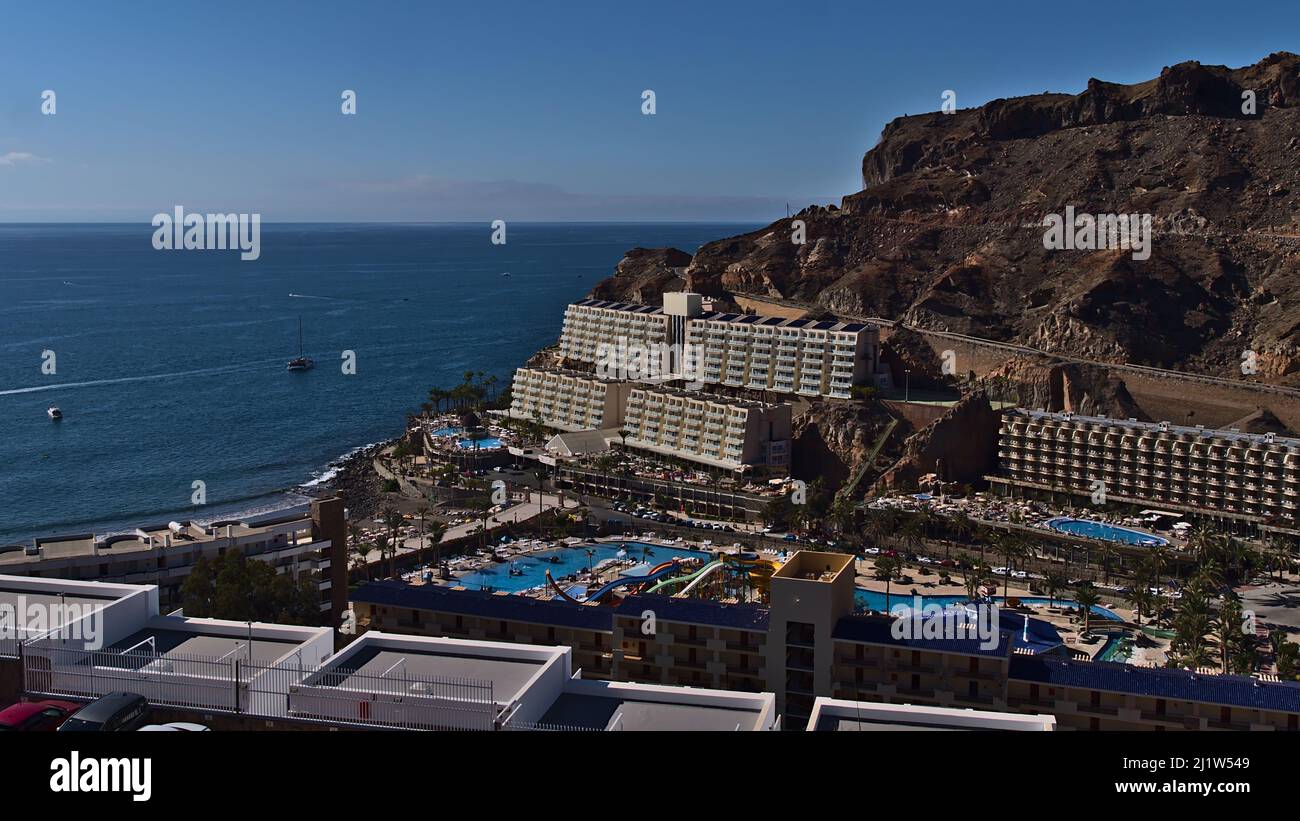 Bella vista panoramica sulla località turistica Taurito sulla costa meridionale di Gran Canaria, Isole Canarie, Spagna con grandi edifici alberghieri e rocce. Foto Stock
