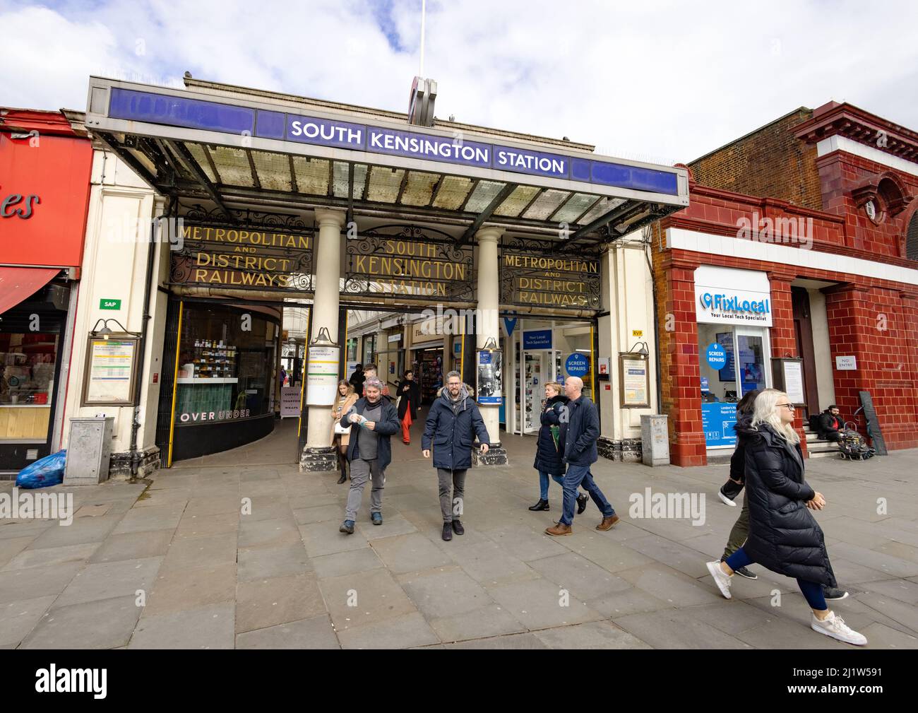 Stazione della metropolitana di South Kensington, Londra UK, esterno. Persone che entrano nella stazione della metropolitana di South Kensington, South Kensington, Londra SW7 Foto Stock