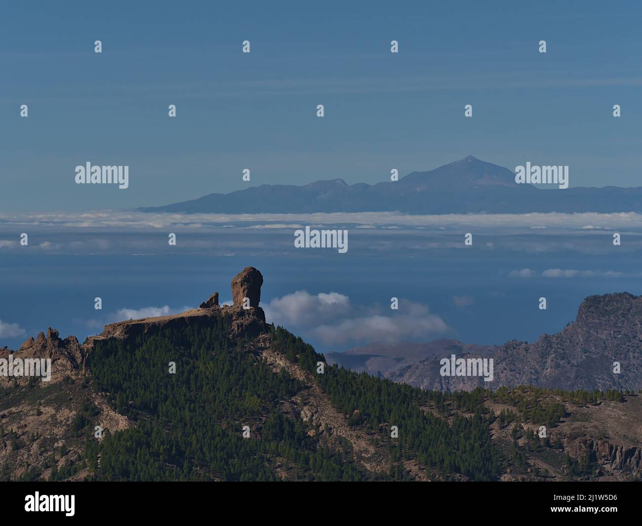 Vista della formazione rocciosa Roque Nublo nelle montagne centrali di Gran Canaria, Spagna vista da Pico de las Nieves con l'isola di Tenerife e il Monte Teide. Foto Stock