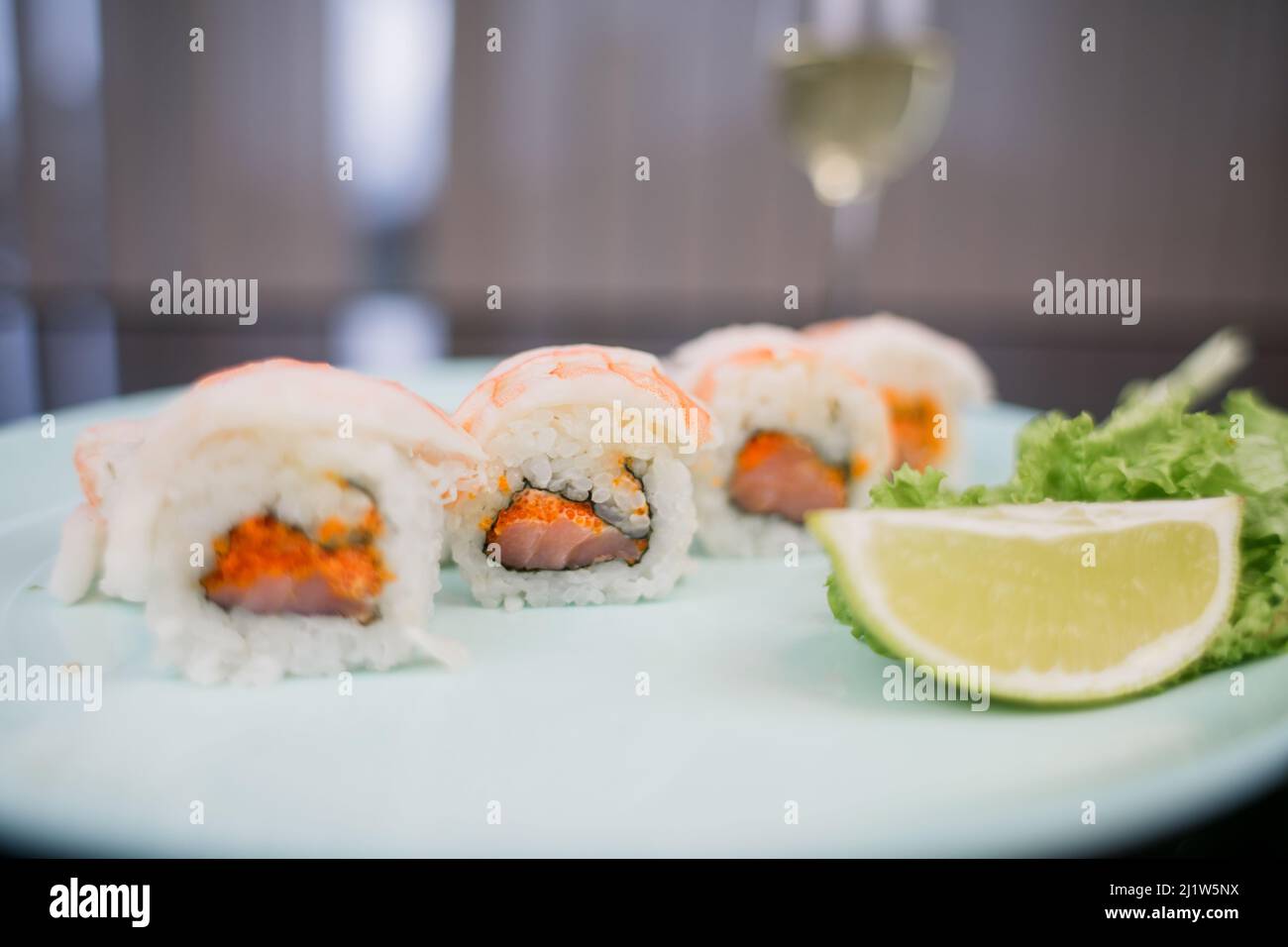 Un rotolo giapponese con gamberi e salmone con riso bianco Foto Stock