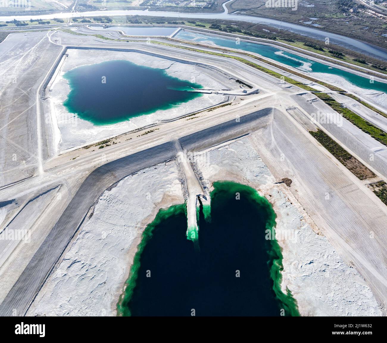 Laghetto abbandonato utilizzato per lo smaltimento e l'impilamento di fosfognito. Huelva, Spagna meridionale. Le saline dell'estuario del Rio Tinto circondano lo stagno. PH Foto Stock