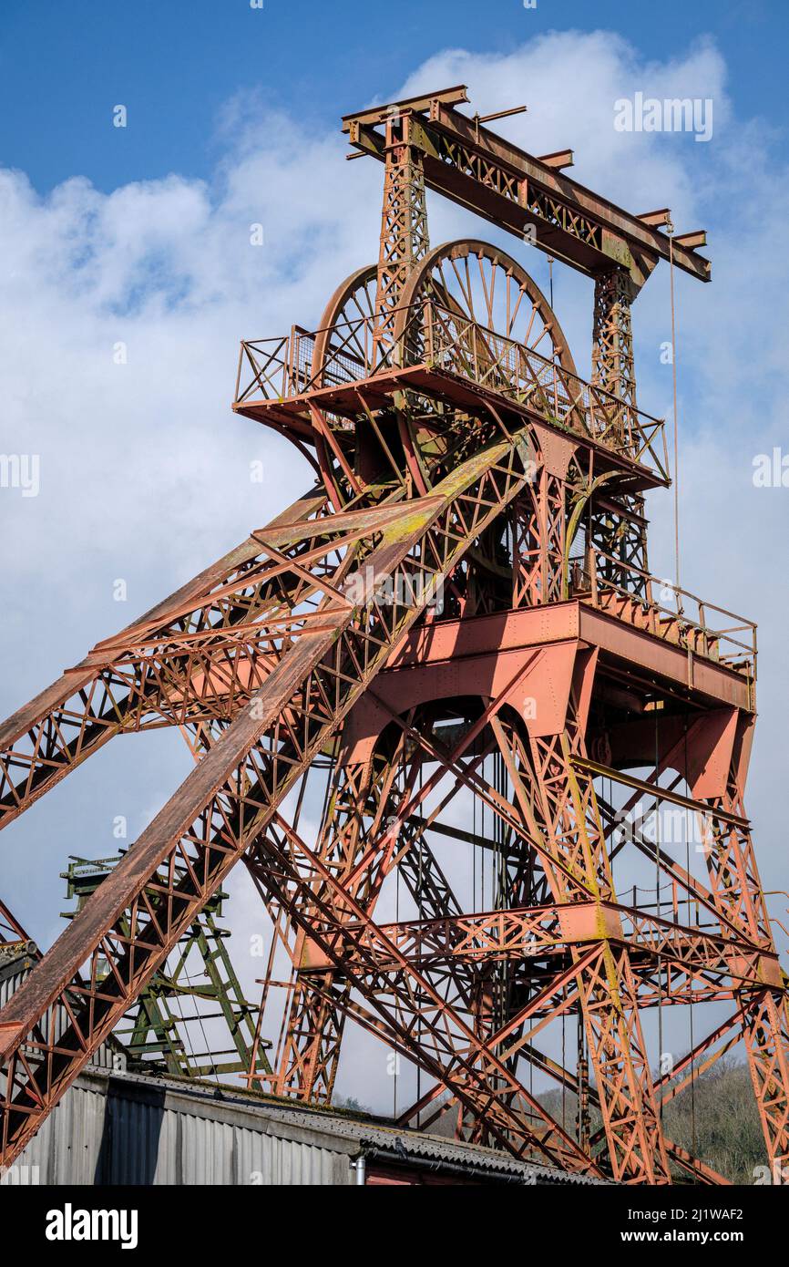 Il vecchio pit head Lewis Merthyr si avvolge al Rhondda Heritage Park Museum, Trehafod, Galles del Sud Foto Stock
