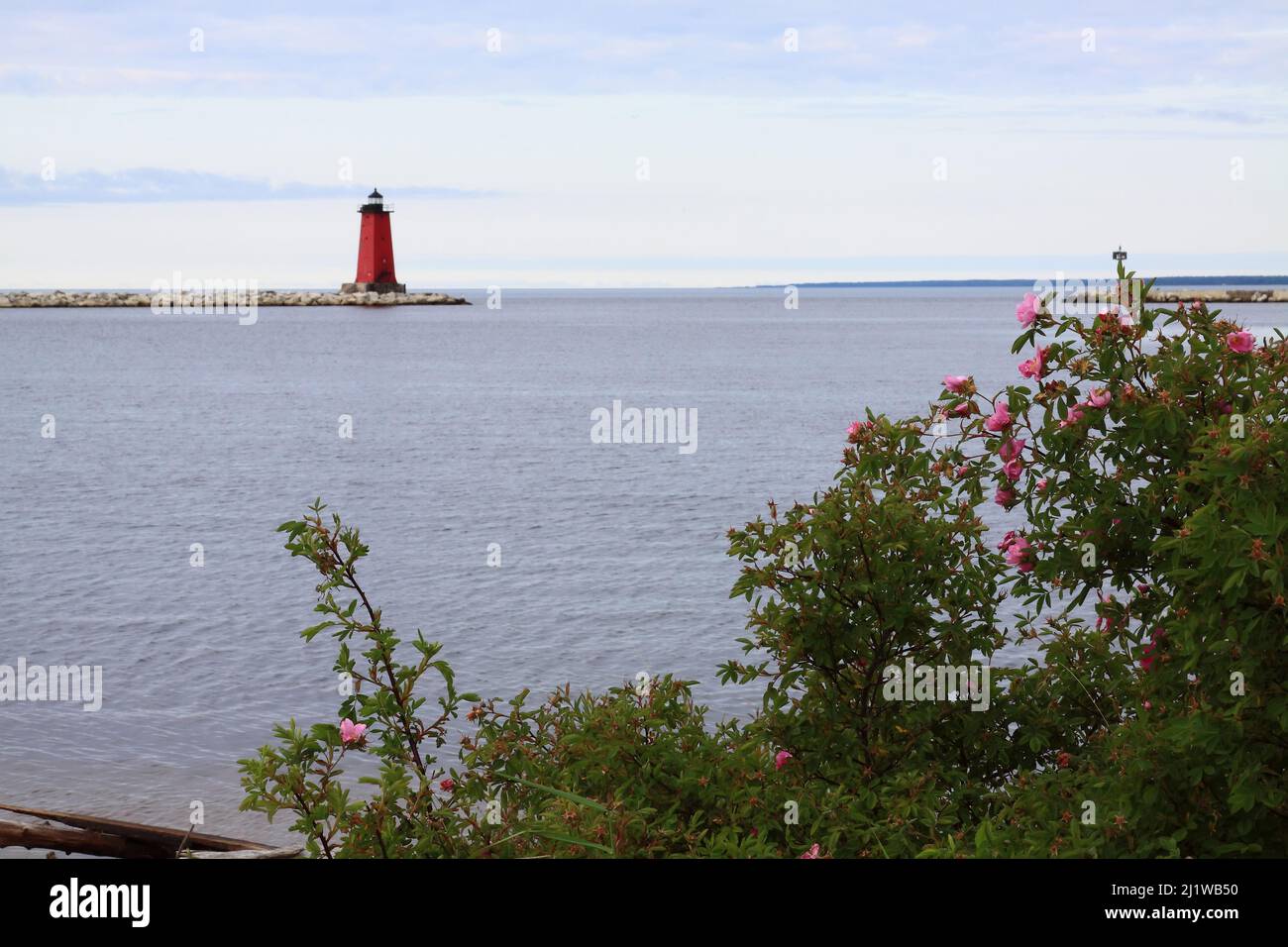 Un faro Breakwater lungo il lago Michigan Foto Stock