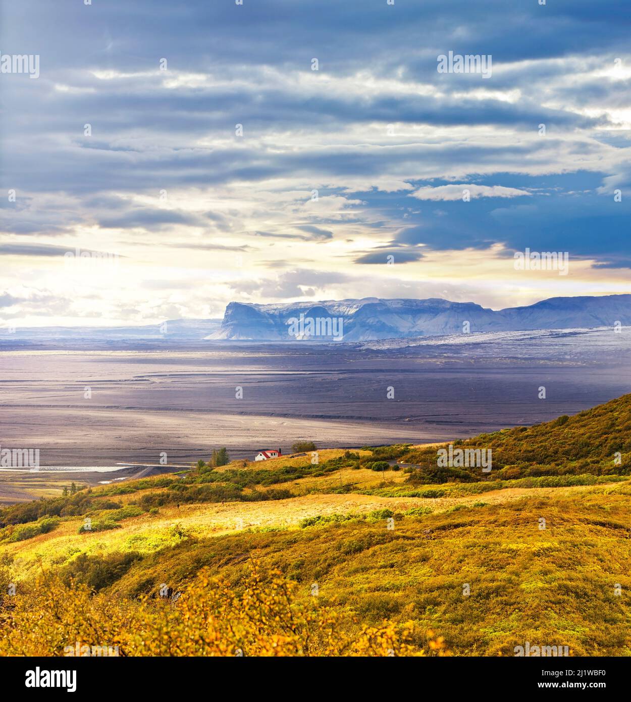 Vista verso la città Vik sulle pianure di sabbia nera di Mýrdalssandur con il ghiacciaio Mýrdalsjökull che copre il vulcano Katla Foto Stock