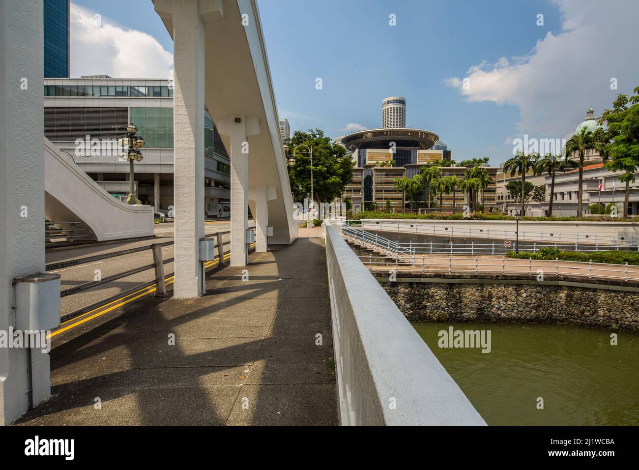 Vista della Corte Suprema e dell'architettura del Parlamento dal Ponte Elgin lungo North Bridge Road. Progettazione di infrastrutture, niente persone. Singapore. Foto Stock