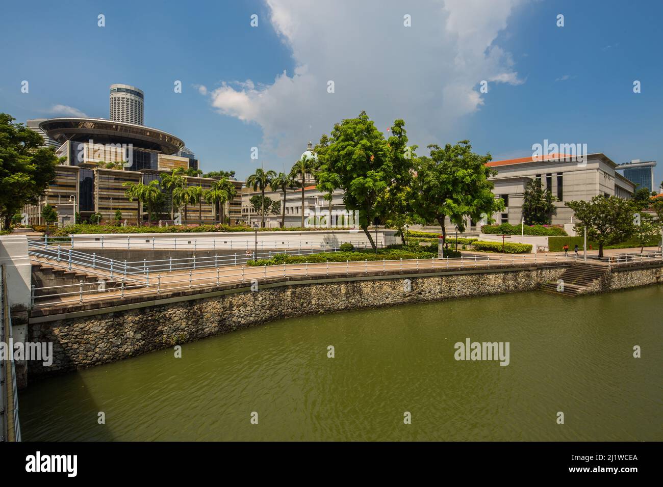 Sulla sinistra c'è la vista della Corte Suprema e l'edificio sul lato destro è il Parlamento, Singapore. 2022. Foto Stock