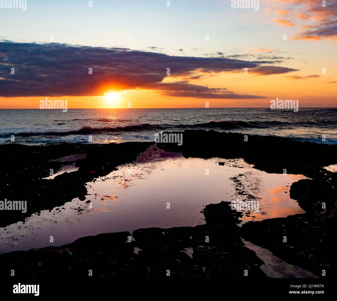 Alba estiva sulla Thornwick Bay, Yorkshire, Regno Unito Foto Stock